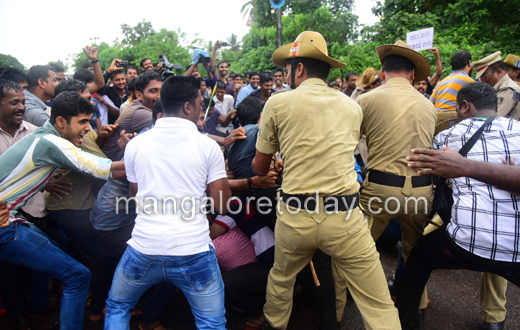 Yettinahole protest in uppinangady